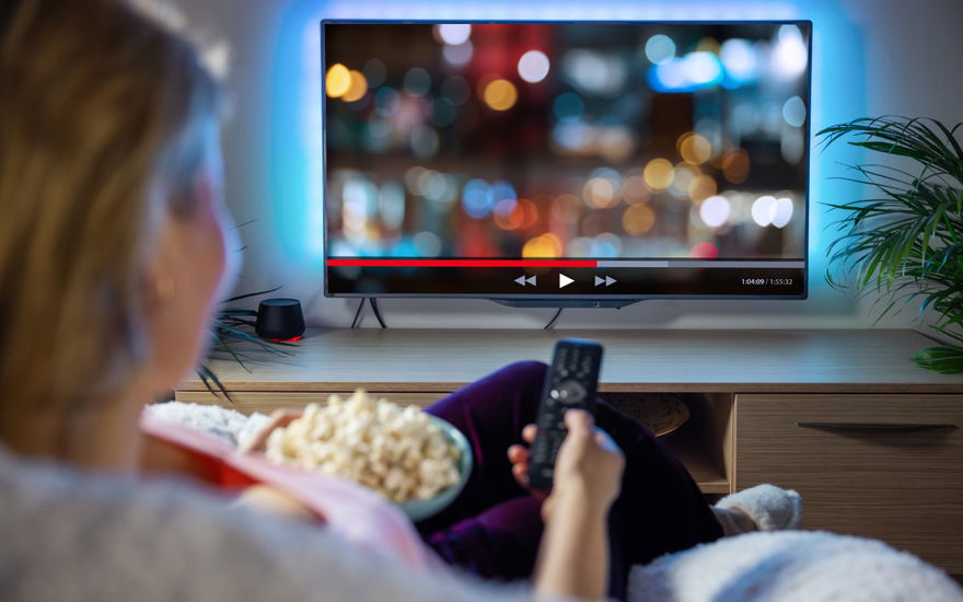 Frau fernsehen