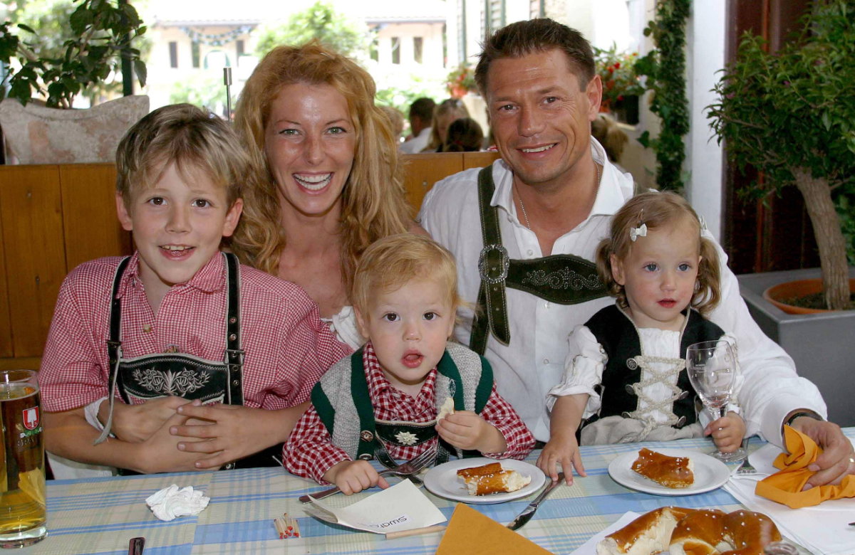 Giulia Siegel mit ihrem Ex-Mann Hans Wehrmann und ihren drei Kindern