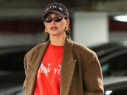 Laut Hailey Bieber: Caps mit Kopftuch-Kombi sind der Style-Trend für den Spätsommer
