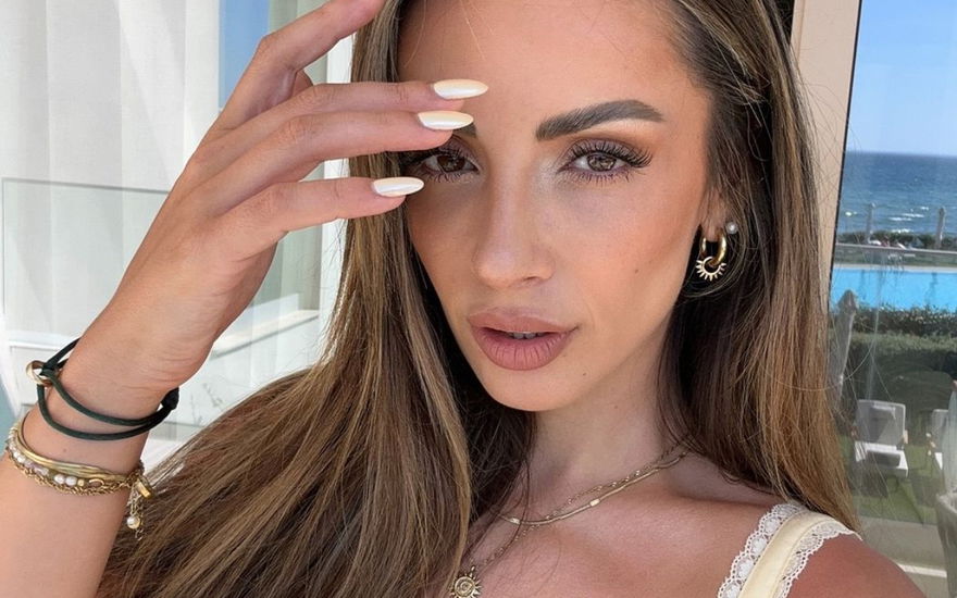 Jennifer Saro macht Selfie mit Hand im Gesicht