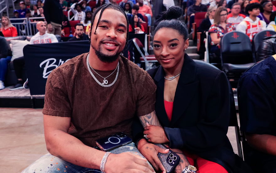 Jonathan Owens und Simone Biles bei einem Basketball-Spiel