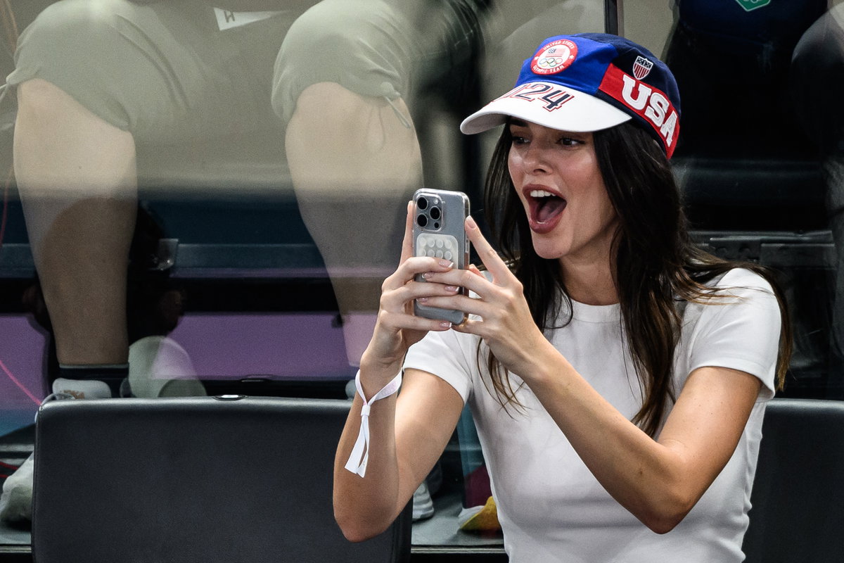 Kendall Jenner mit Handy in der Hand bei Olympia 2024