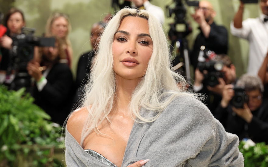 Kim Kardashian posiert, Fotografen im Hintergrund