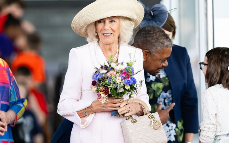 Königin Camilla mit Blumen und einer Lady Dior Bag