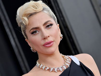 Make-up: Lady Gaga schwört auf dieses 2-in-1-Puder mit Weichzeichner-Effekt