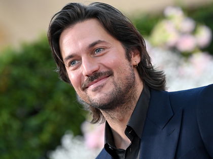"Emily in Paris"-Star Lucas Bravo: Hat der Gabriel-Darsteller eine Freundin?