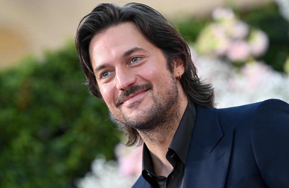 Lucas Bravo bei der Emily in Paris-Premiere