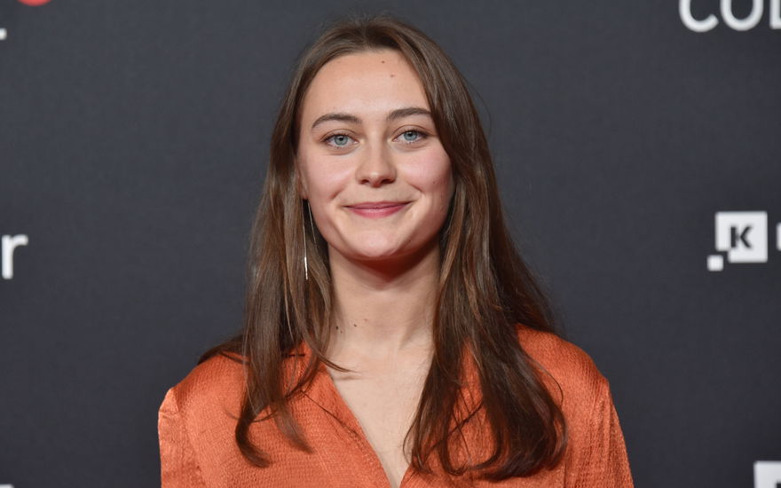 Mercedes Müller grinst