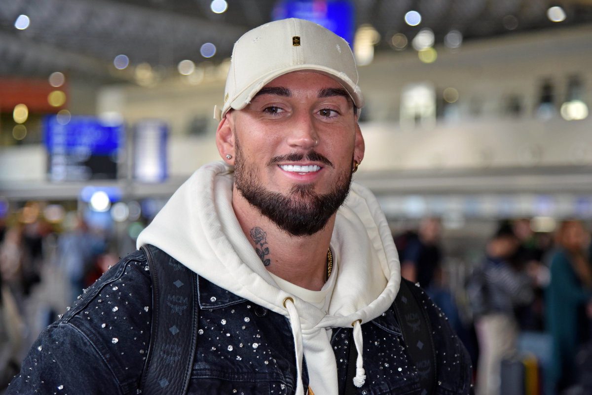 Mike Heiter lacht mit Cap