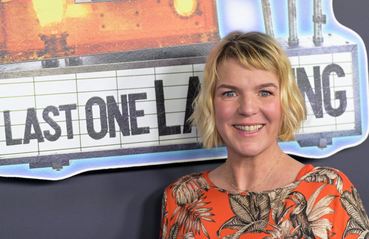 Mirja Boes vor einer "LOL"-Wand