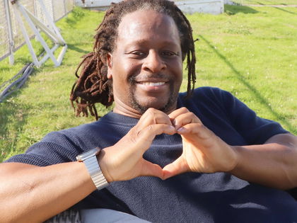 Mola Adebisi: Gewusst? Diese Schauspielerin ist seine Ex-Freundin