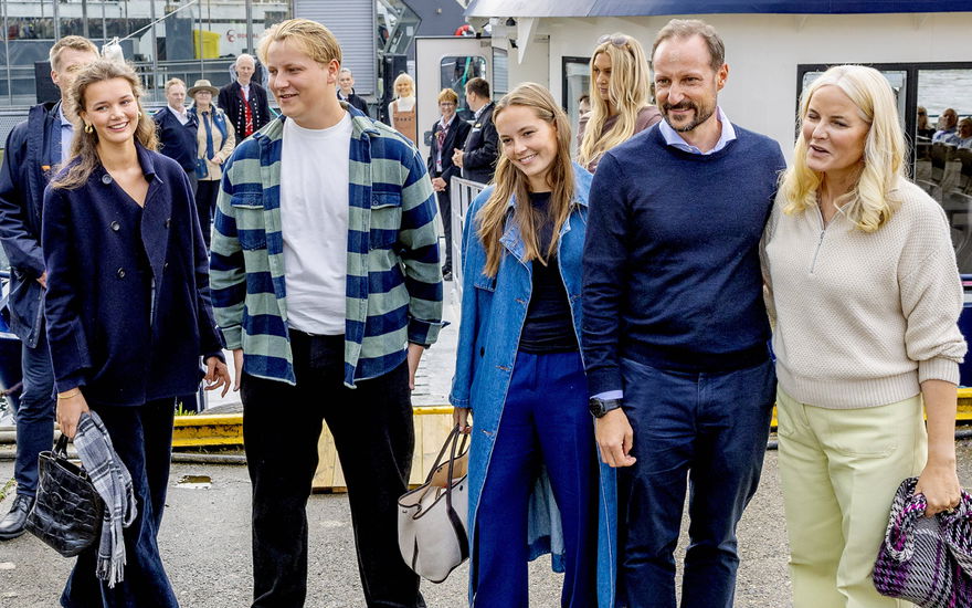 Prinzessin Mette-Marit und Prinz Haakon strahlen mit ihren Kindern um die Wette