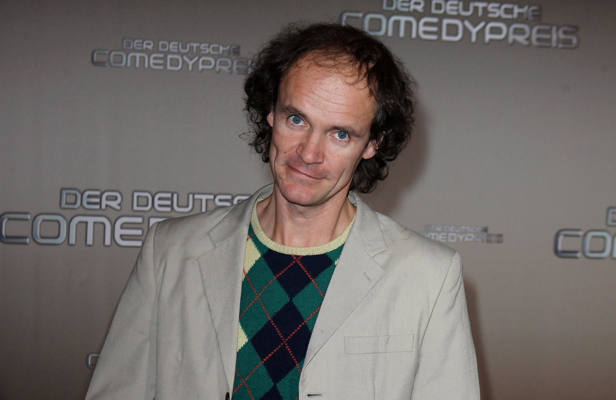 Olaf Schubert posiert lustig