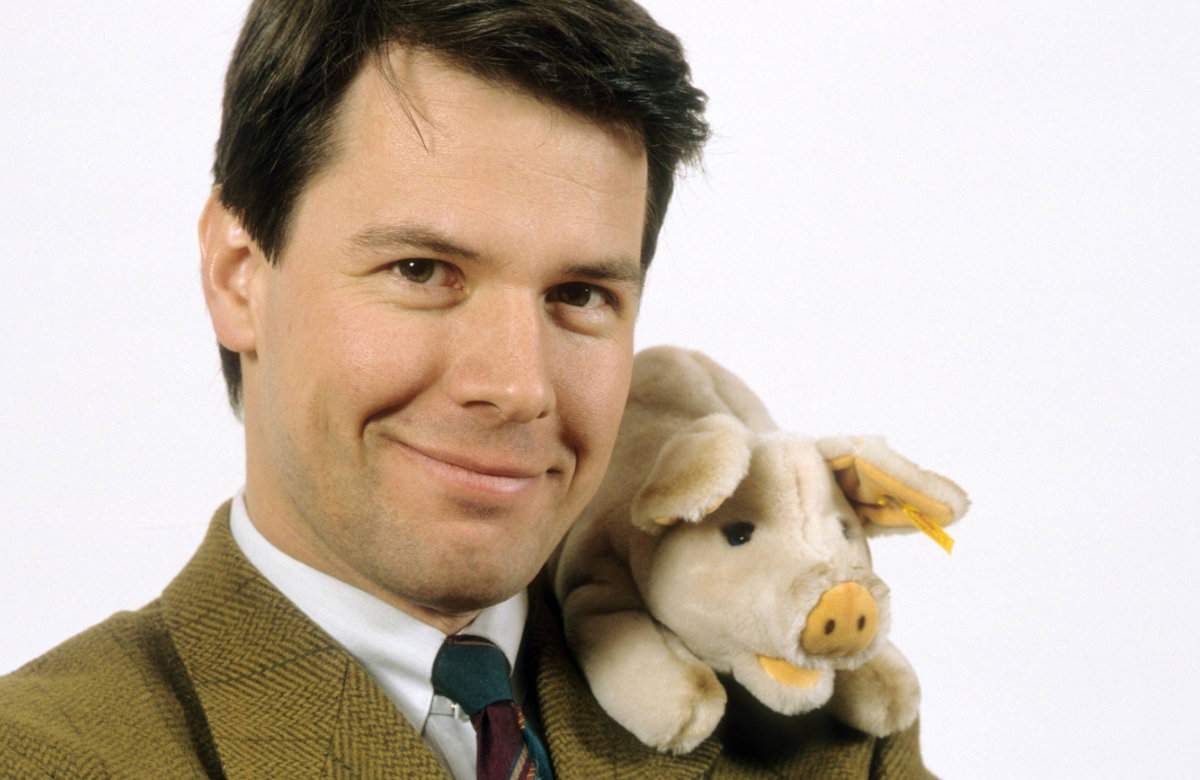 Peter Kloeppel im 1992 mit einem Schwein-Kuscheltier
