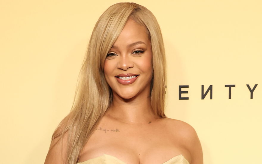 Rihanna lächelt