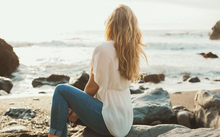blondine schaut aufs meer