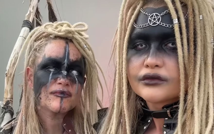 Sophia Thiel und eine Freundin verkleideten sich für Wacken 2024 als Hexen