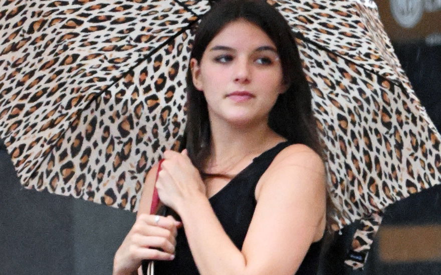 Suri Cruise guckt bedrückt