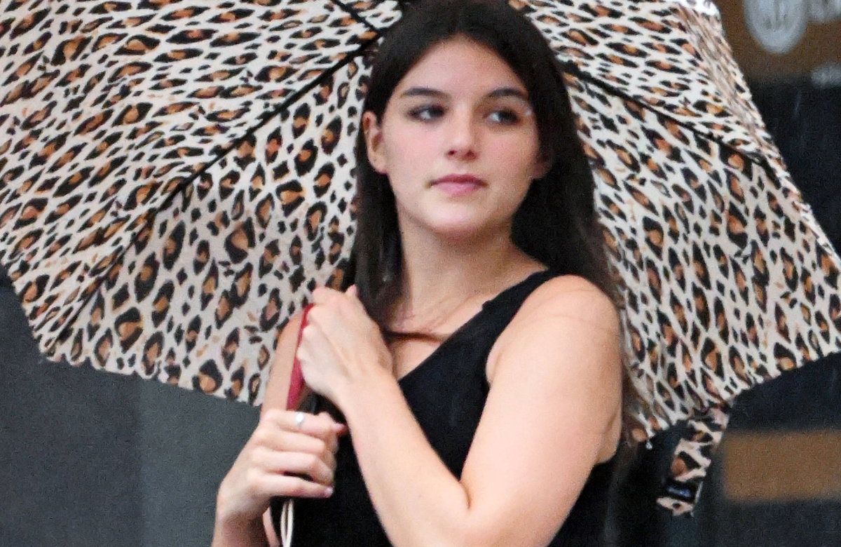 Suri Cruise guckt bedrückt