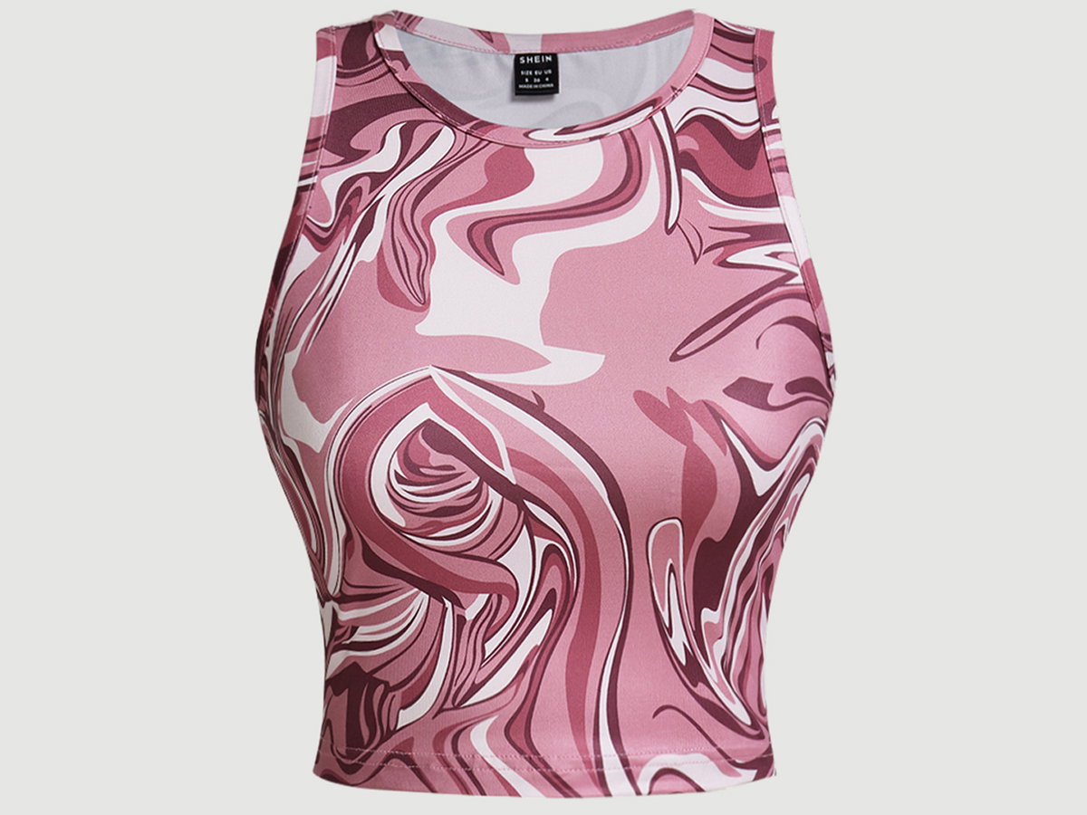 Dieses Crop-Top zur lässigen Cargohose macht die 2000er Vibes perfekt.