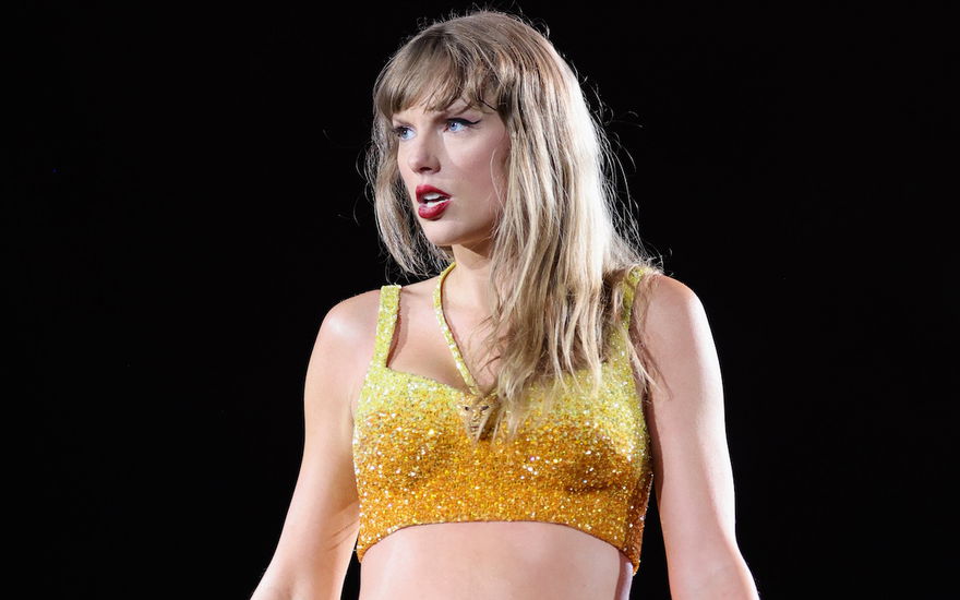 Taylor Swift guckt genervt zur Seite