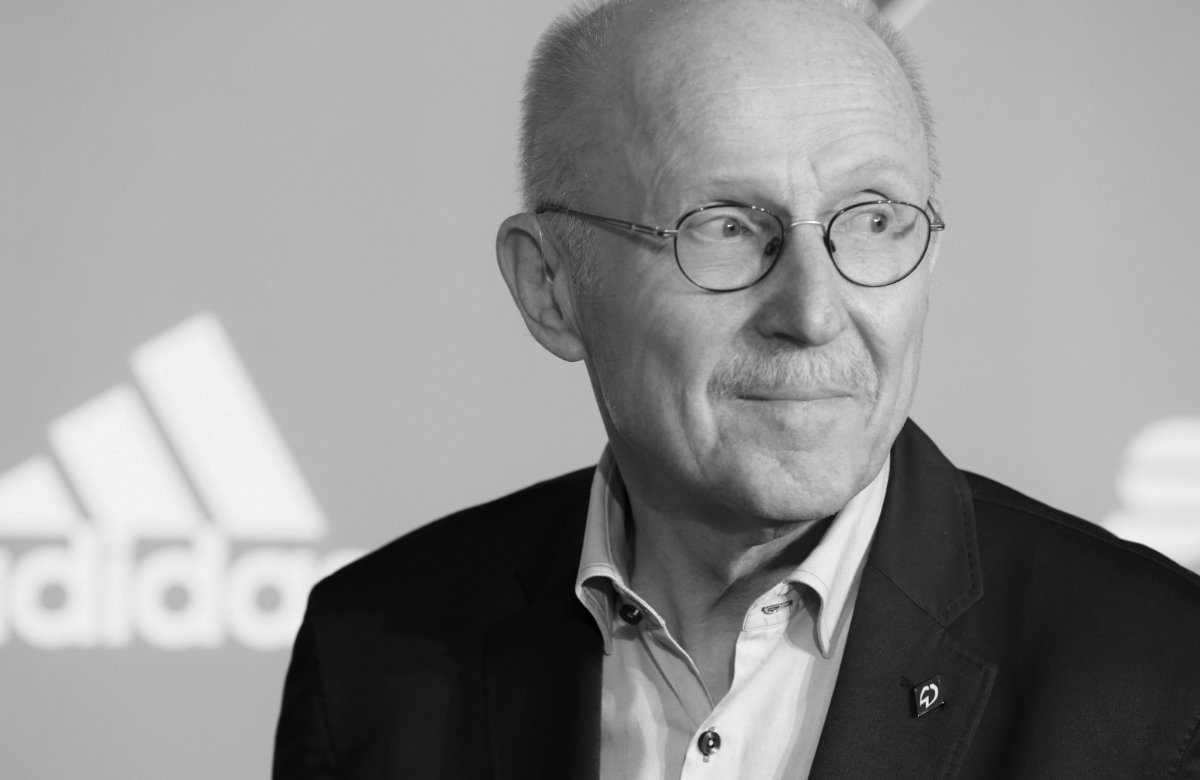 Willi Lemke schaut zur Seite, Schwarz-Weiß-Foto