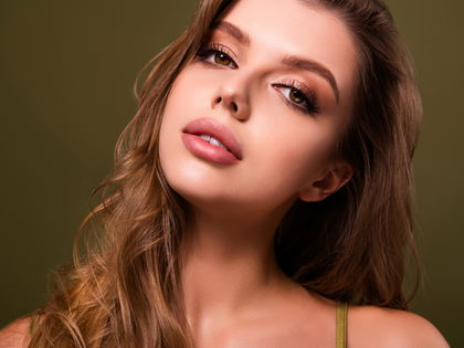 Beauty-Trend 2024: Diese Mascara-Farbe ist im Herbst angesagt
