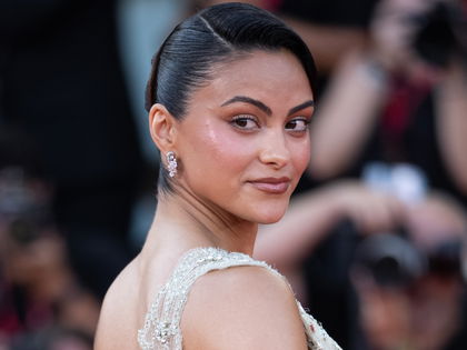 "First Class"-Star Camila Mendes schwört auf dieses Beauty-Tool – "beruhigt Haut und Nerven"