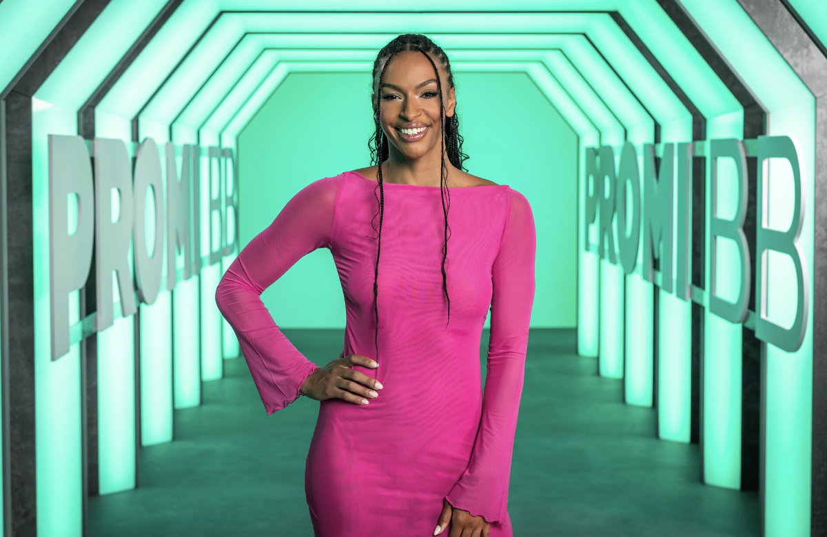 Realitystar Cecilia Asoro lacht im pinken Kleid bei "Promi Big Brother"
