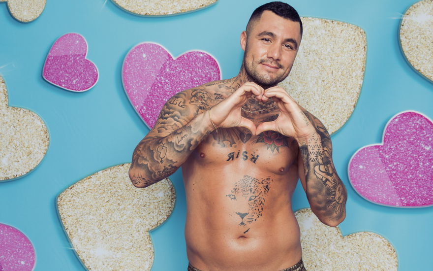 Danilo Cristilli formt mit seinen Händen ein Herz bei "Love Island VIP"