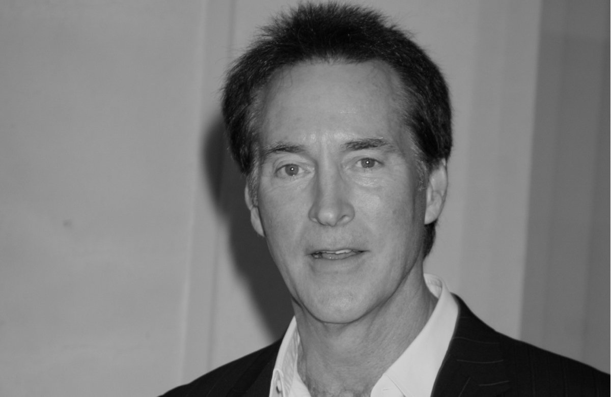 Drake Hogestyn guckt ernst