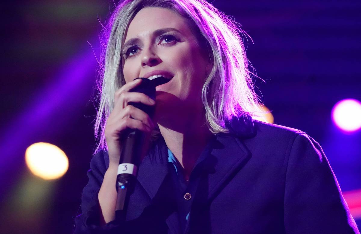 Emily Armstrong singt