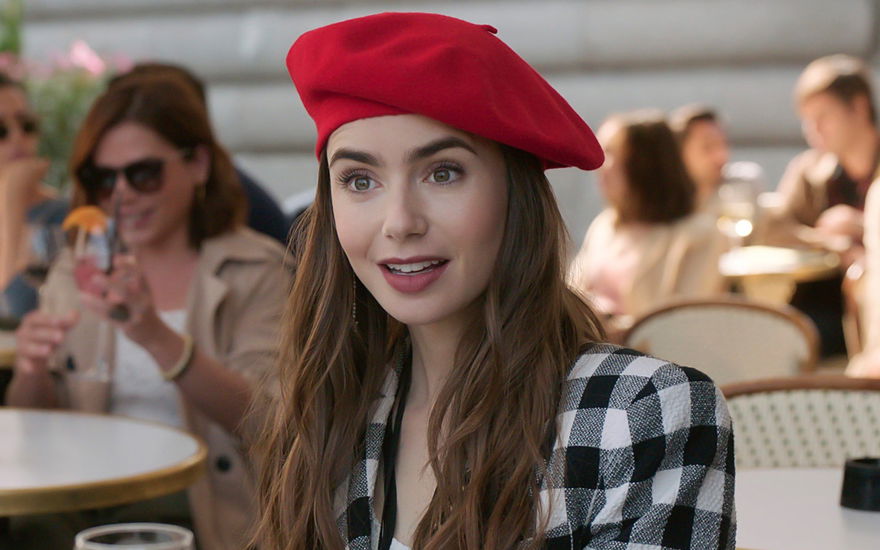 Emily in Paris mit Hut