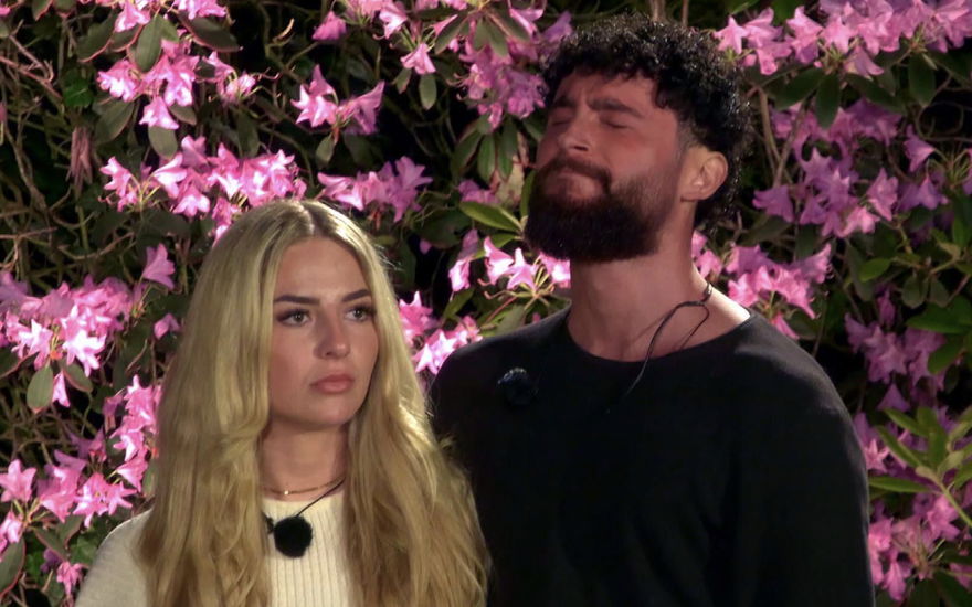 Emma Fernlund und Umut Tekin gucken unglücklich in Folge drei von "Das Sommerhaus der Stars"