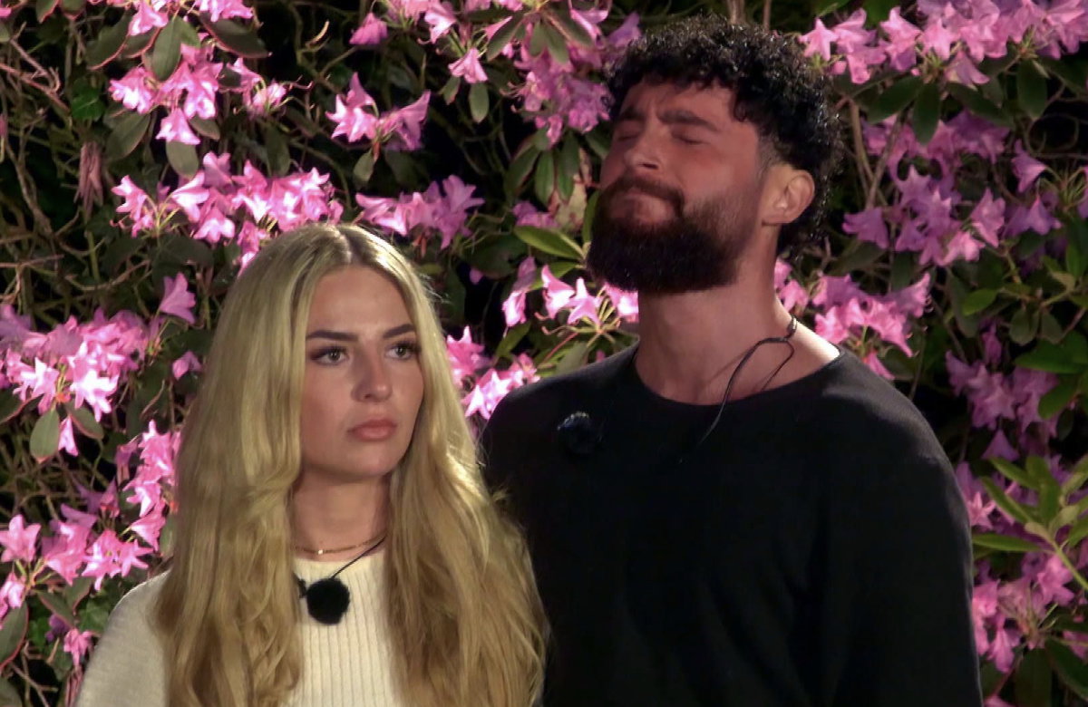 Emma Fernlund und Umut Tekin gucken unglücklich in Folge drei von "Das Sommerhaus der Stars"