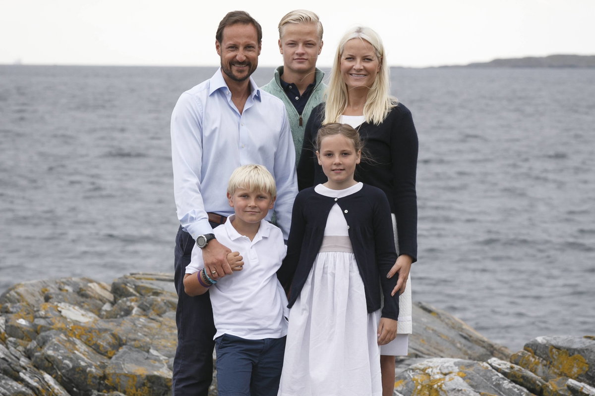 Prinz Haakon, Prinz Sverre Magnus, Marius Borg Hoiby, Prinzessin Ingrid Aleksandra und Mette-Marit vor der Sommer-Residenz 2014