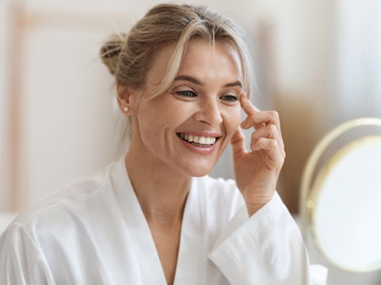 Anti-Aging-Wunder: Dieses Serum glätten und strafft die Augenpartie in 60 Sekunden