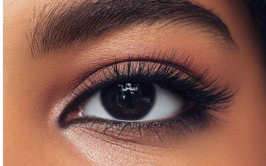 Frau volle Wimpern