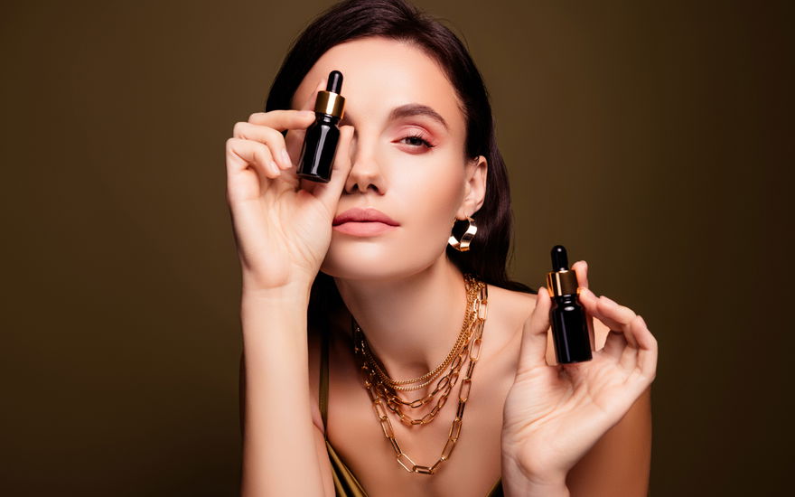 Frau mit Anti-Aging-Seren