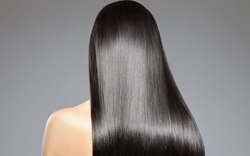 Frau mit sehr glänzenden Haaren