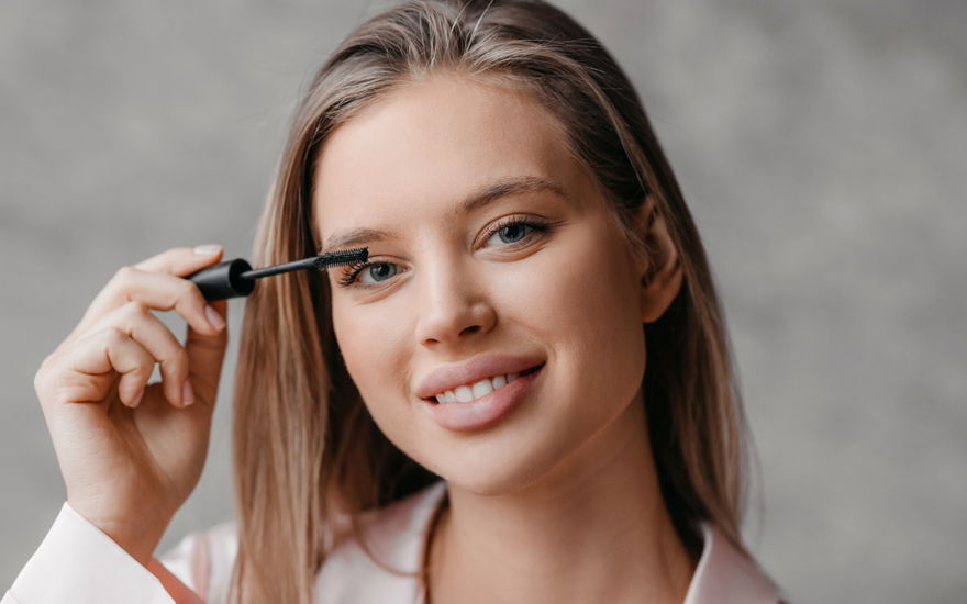 Frau trägt Mascara auf