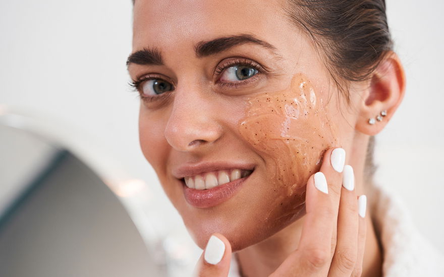 Frau mit Peeling auf der Wange