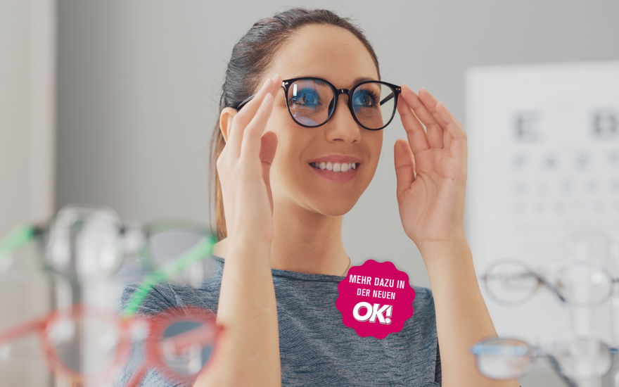 Frau Brille aufsetzen