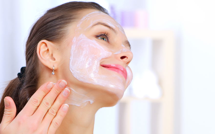 Frau Maske im Gesicht