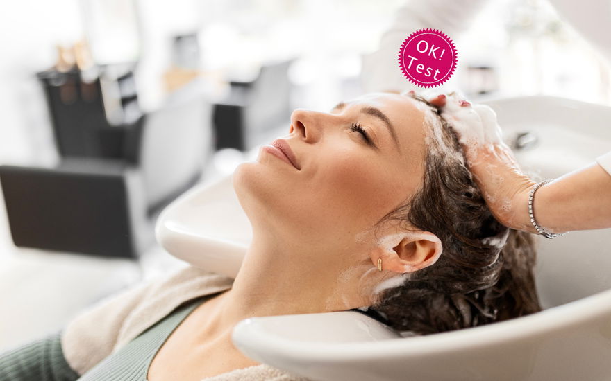 Frau bekommt Haare gewaschen