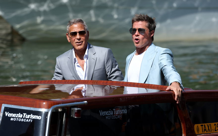 George Clooney und Brad Pitt auf einem Boot