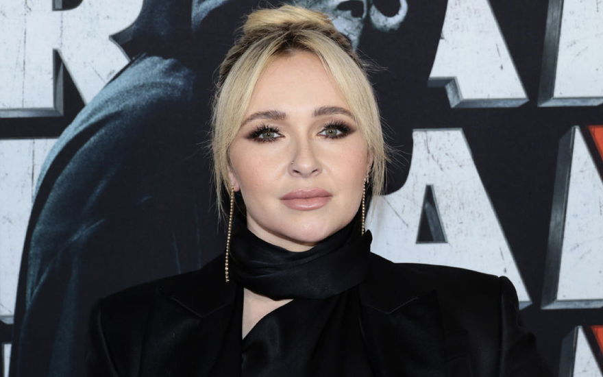 Hayden Panettiere guckt ernst