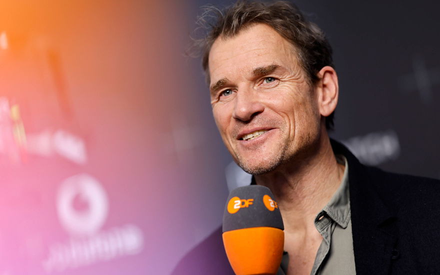 Jens Lehmann lachend am Mikrofon