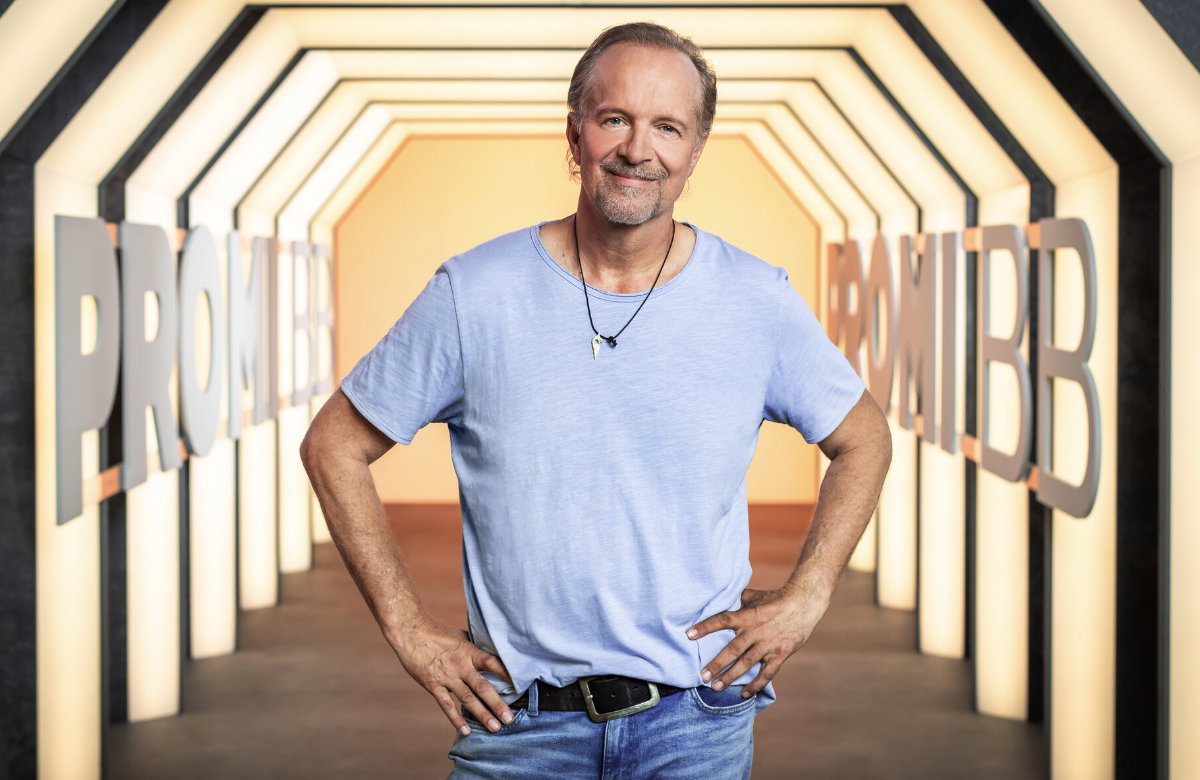 Schauspieler Jochen Horst lächelt bei "Promi Big Brother"