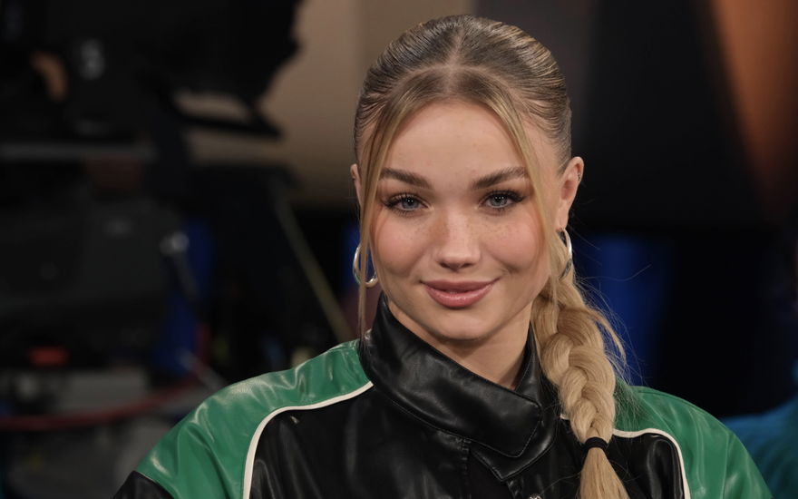Julia Willecke, alias Julia Beautx, lächelt leicht